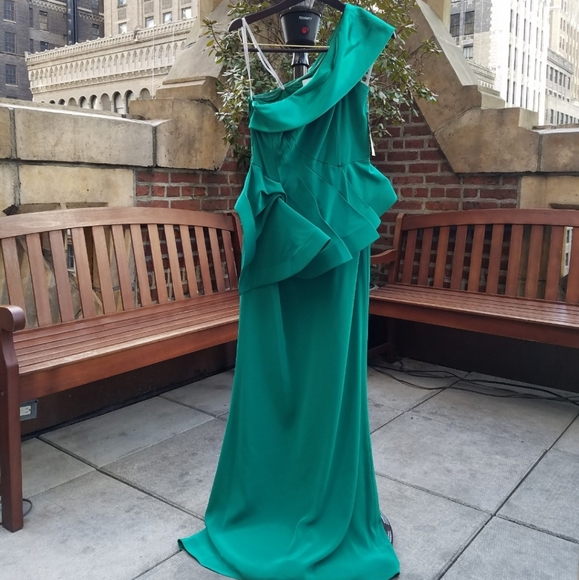 Mikael Aghal Gown - Picture 2 of 2